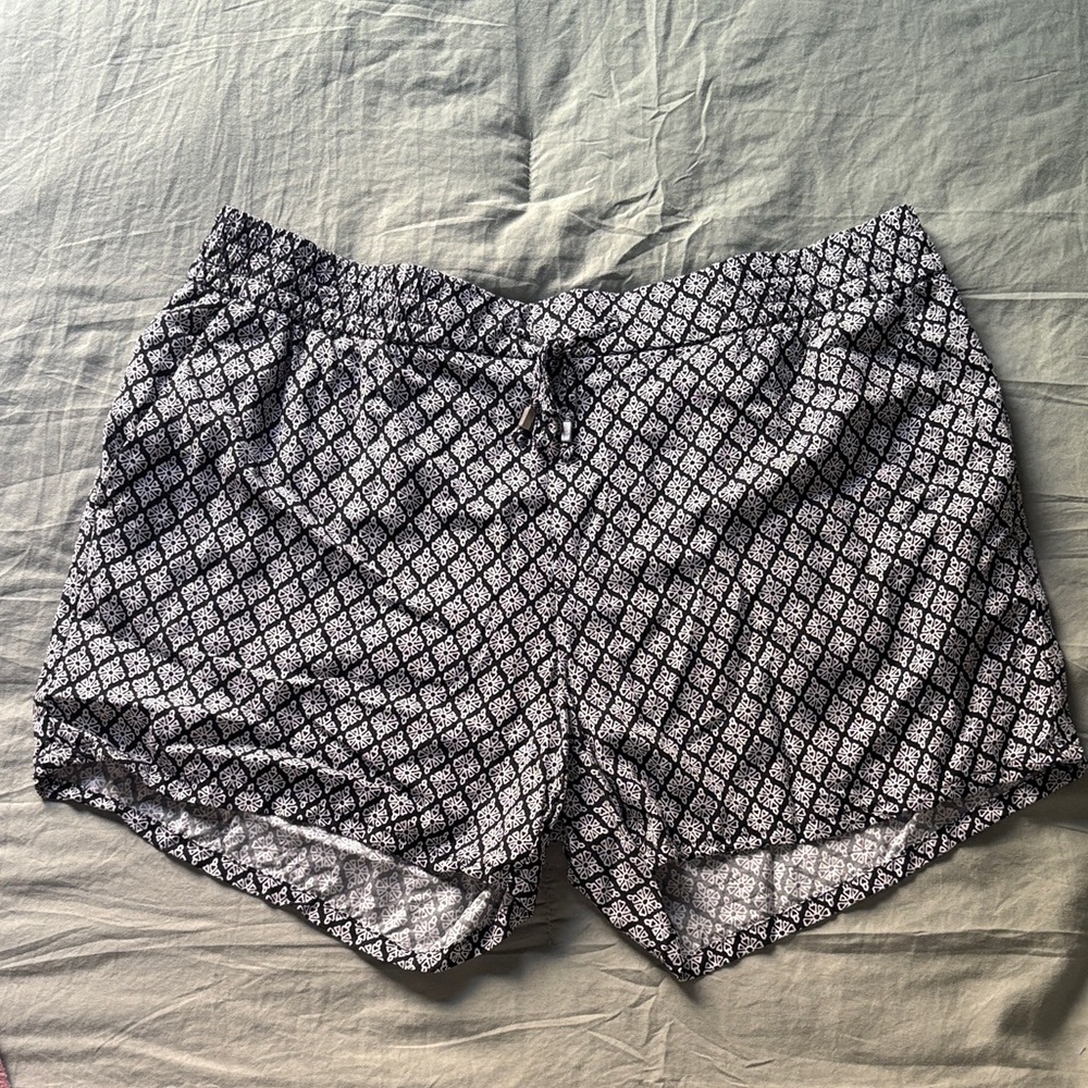 Old Navy Black and White Geometric Women's Shorts